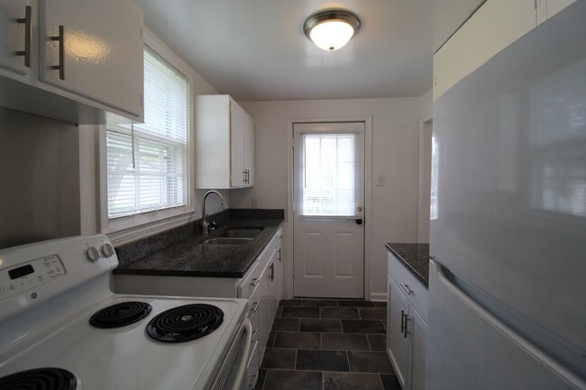 Building Photo - May FREE On This 2 Bedroom Duplex in North Kansas City