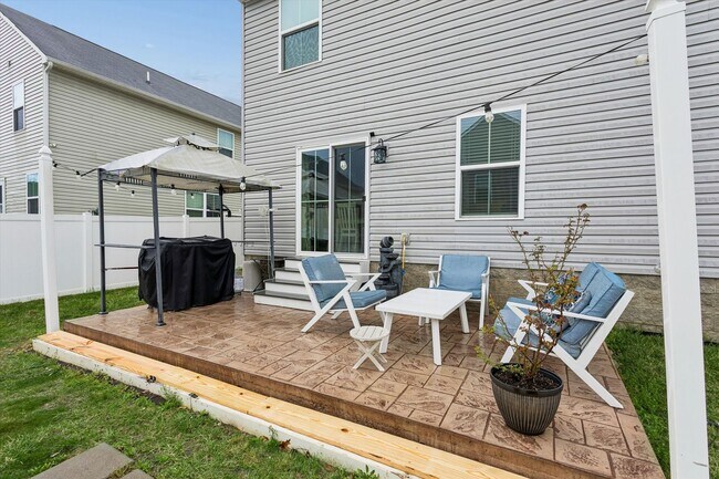Building Photo - 4 Bedroom / 2.5 Bathroom - Marquis Hills