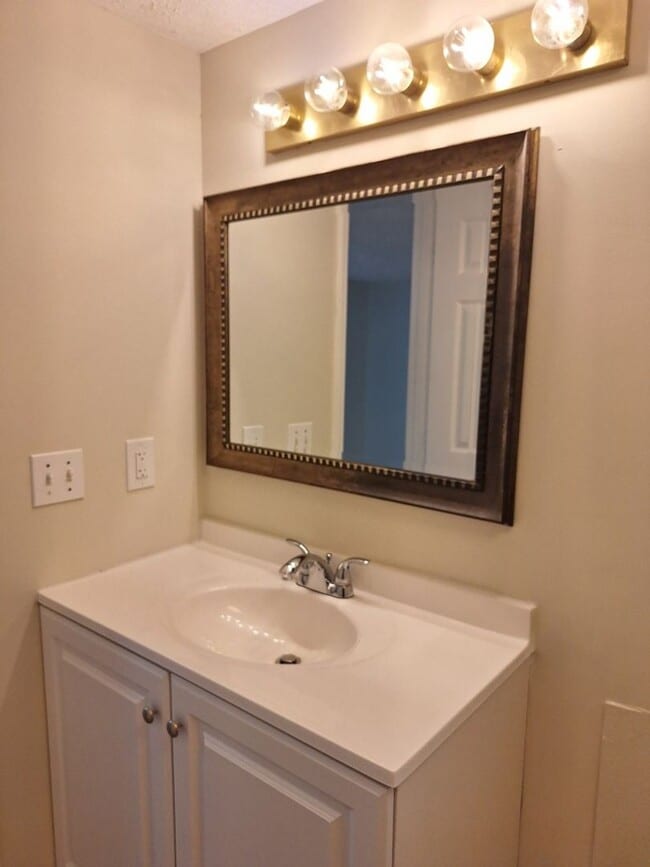 Building Photo - Country Living at its Best!!