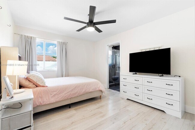 Building Photo - 932 Nandina Dr