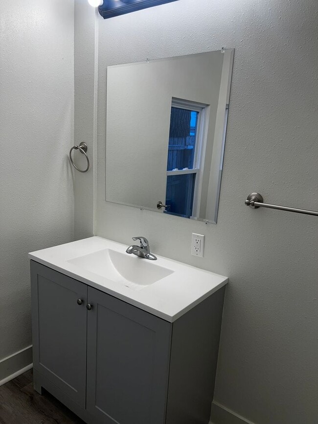 Building Photo - $950 Deposit $950 Rent