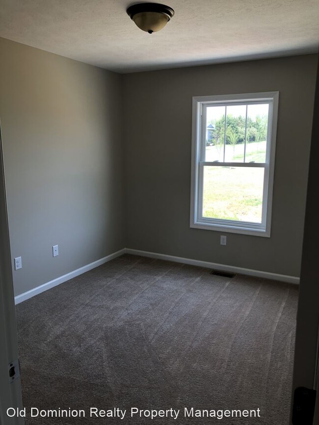 Building Photo - 3 br, 2.5 bath House - 441 Leslie Court