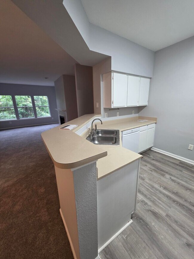 Building Photo - LEGENDS 3 Bedroom