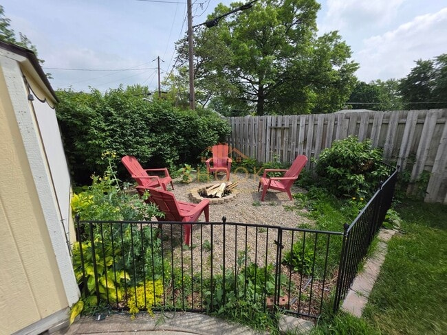 Building Photo - UNIQUE AND COZY 3 BR + BONUS ROOM HOME