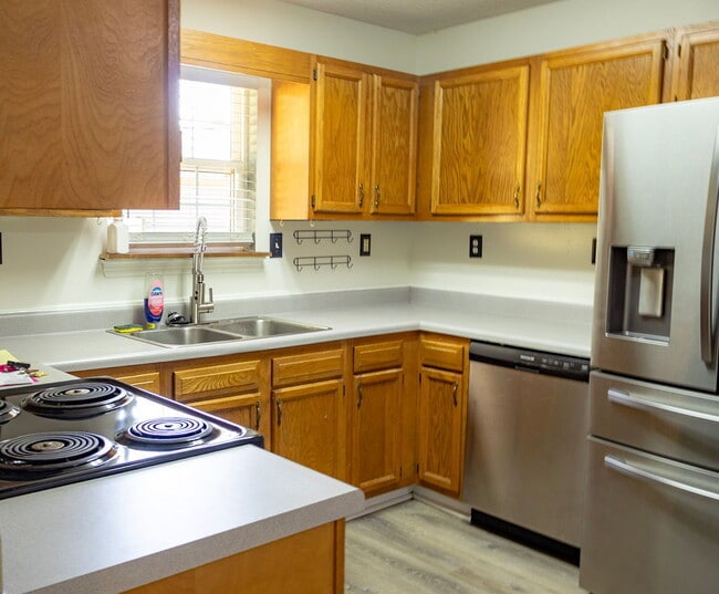 Building Photo - **HALF OFF FIRST MONTHS RENT**3 bedrooms, Fenced in backyard, 12x24 shed, NO breed restrictions!