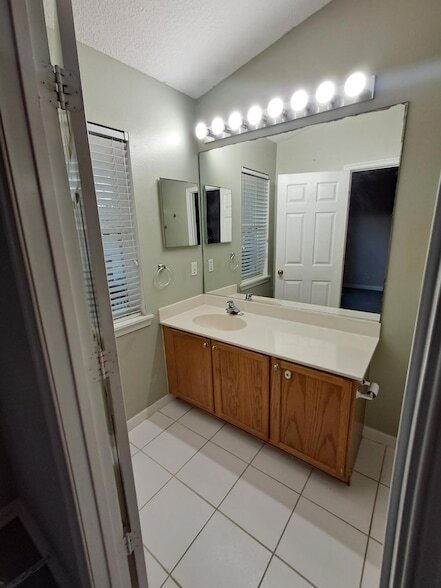 Building Photo - 9759 Lago Dr