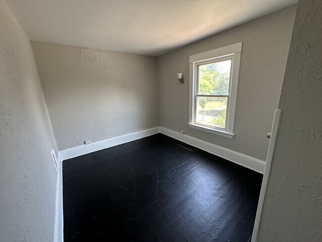 Building Photo - 884 E 150th St