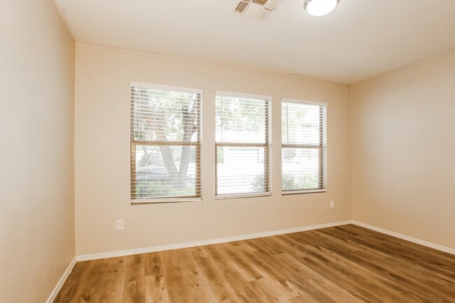 Building Photo - 10609 W Via Del Sol