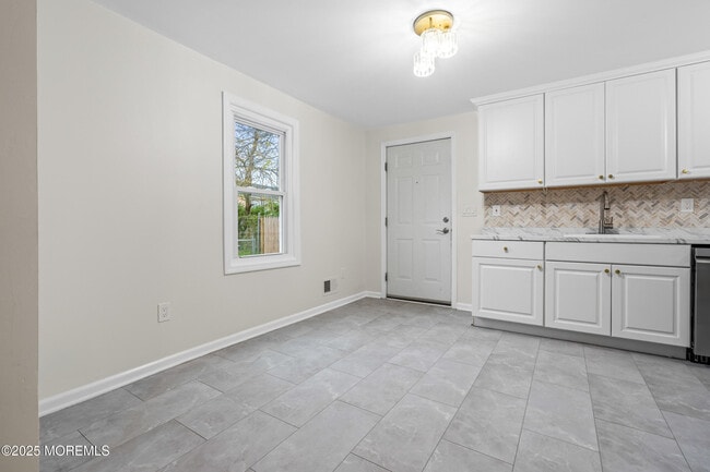 Building Photo - 11 Dewitt Ave