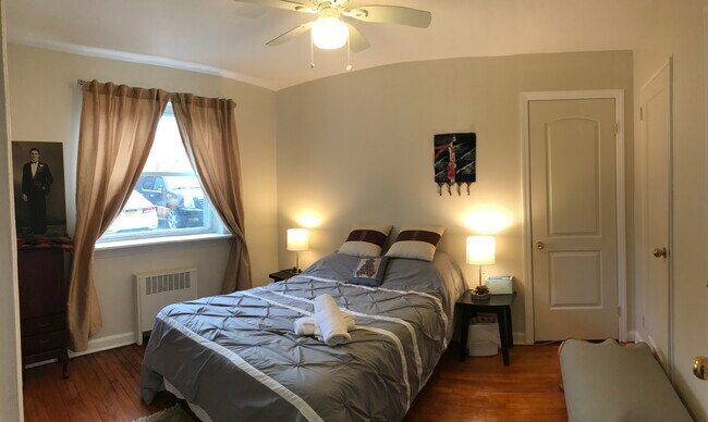 2nd bedroom with 2 Closet - 20-15 Parsons Blvd