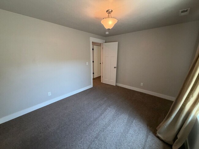 Building Photo - Spacious 6-Bedroom Home for Rent in Lehi