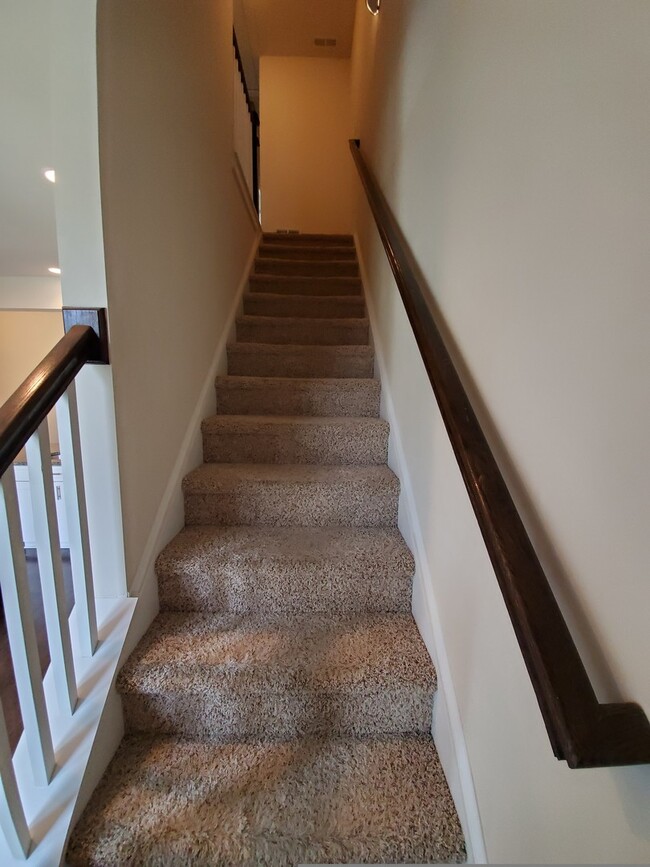 Building Photo - Beautiful townhouse close to uptown