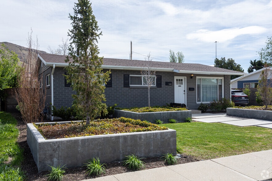 Building Photo - 1252 N Victoria Way