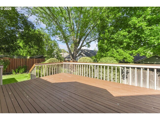 Building Photo - 3-Bedroom Home with Granite Kitchen, Family Room & Private Deck