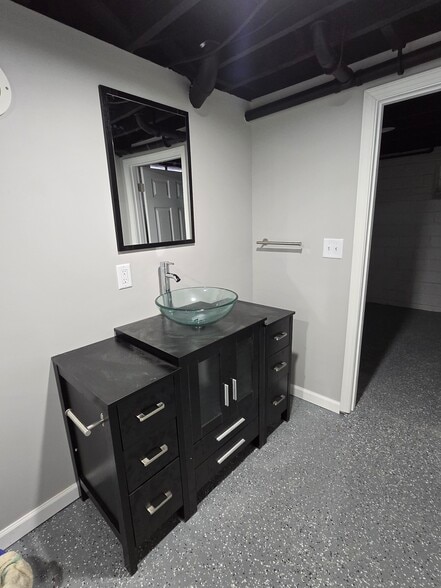 Building Photo - 1016 W 5th St S