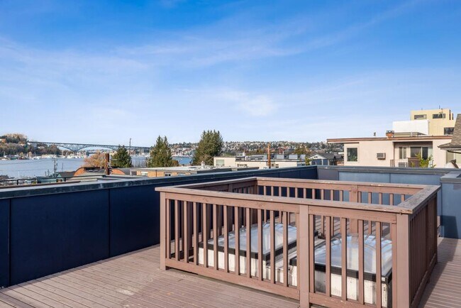 Building Photo - Eastlake Contemporary Townhome - 2 bedrooms