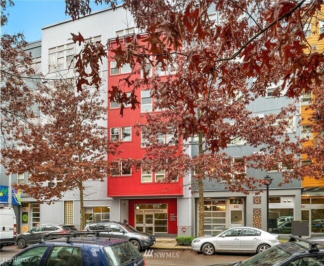 Building Photo - 827 Hiawatha Pl S