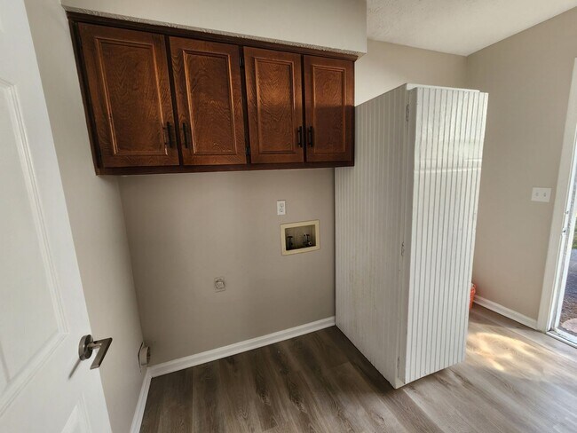 Building Photo - 4 Bedroom Large Backyard