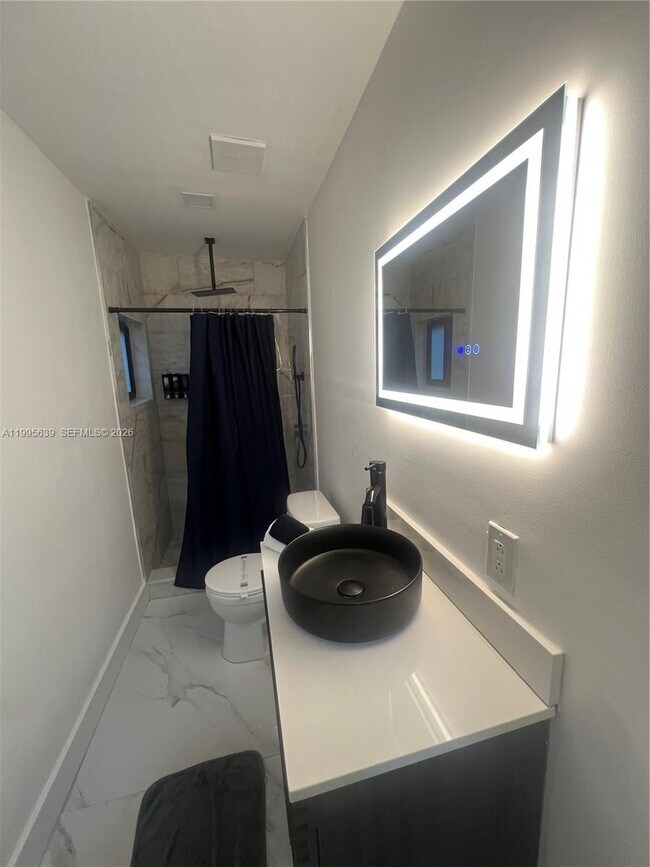 Building Photo - 2723 SW 13th St