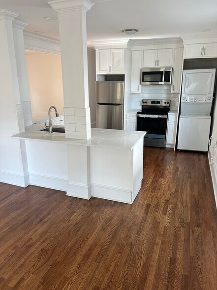 Building Photo - 305 Grovers Ave