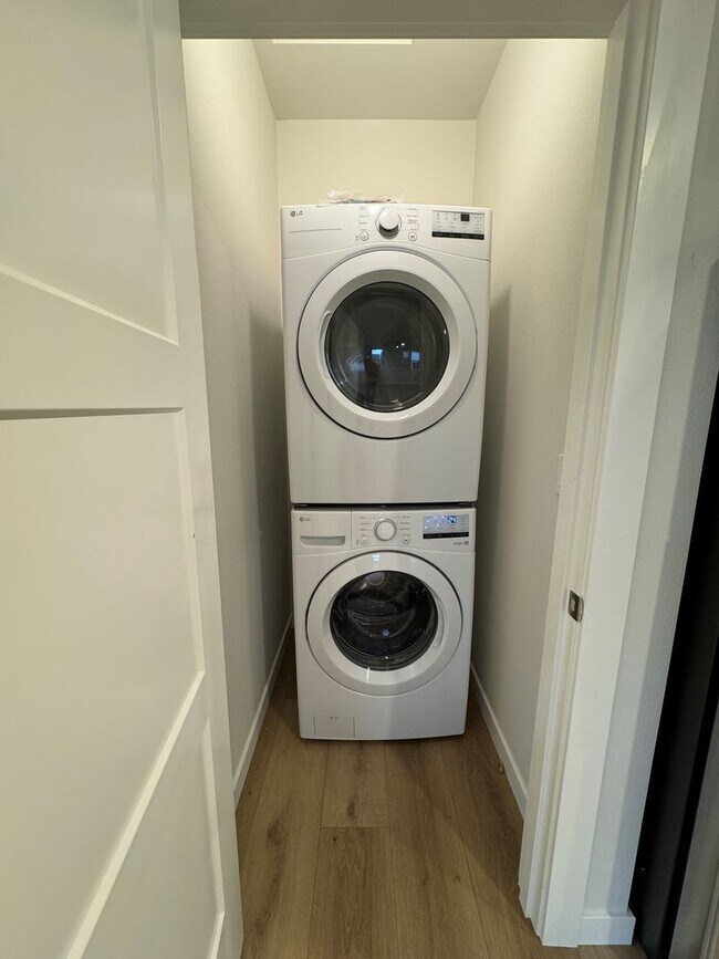Building Photo - Single Level 1 Bedroom / 1 Bathroom Home