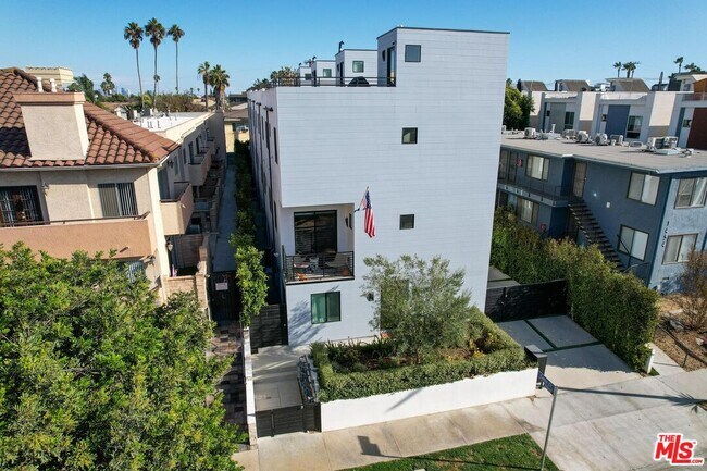 Building Photo - 1444 Hi Point St