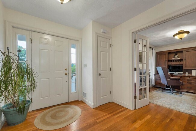 Building Photo - 8 Hemlock Ln
