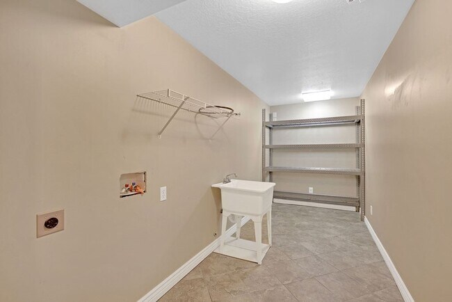 Building Photo - 2093 E View Dr
