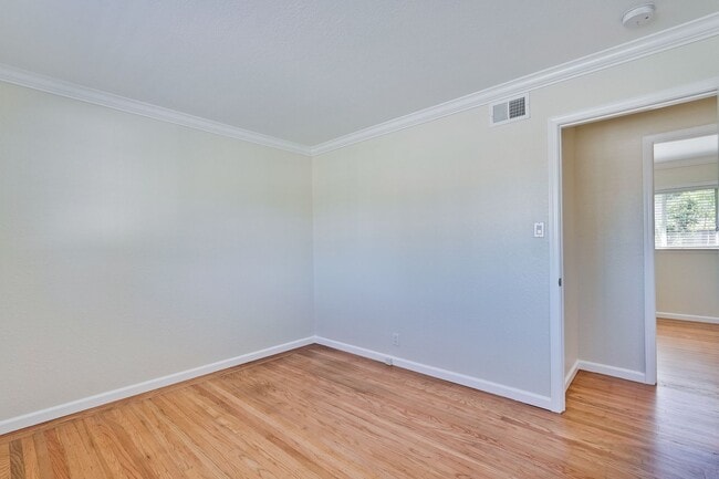 Building Photo - Charming & Refreshed Well-Maintained 4 Bed...