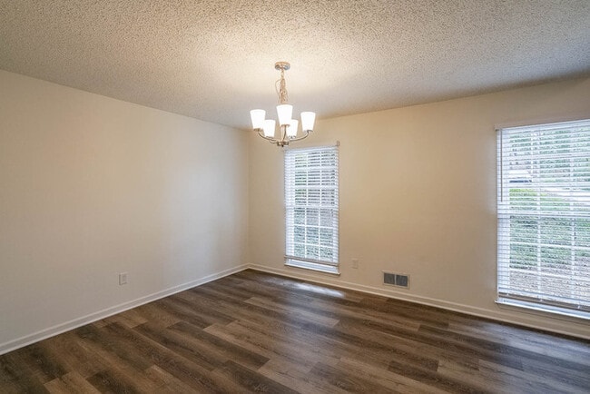 Building Photo - 317 E Claiborne Ct