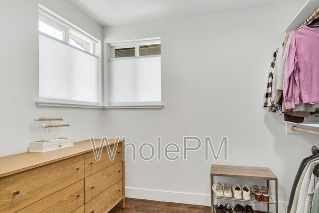 Building Photo - 6029 Oak St