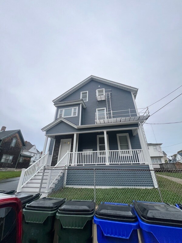 Building Photo - 552 Maple St