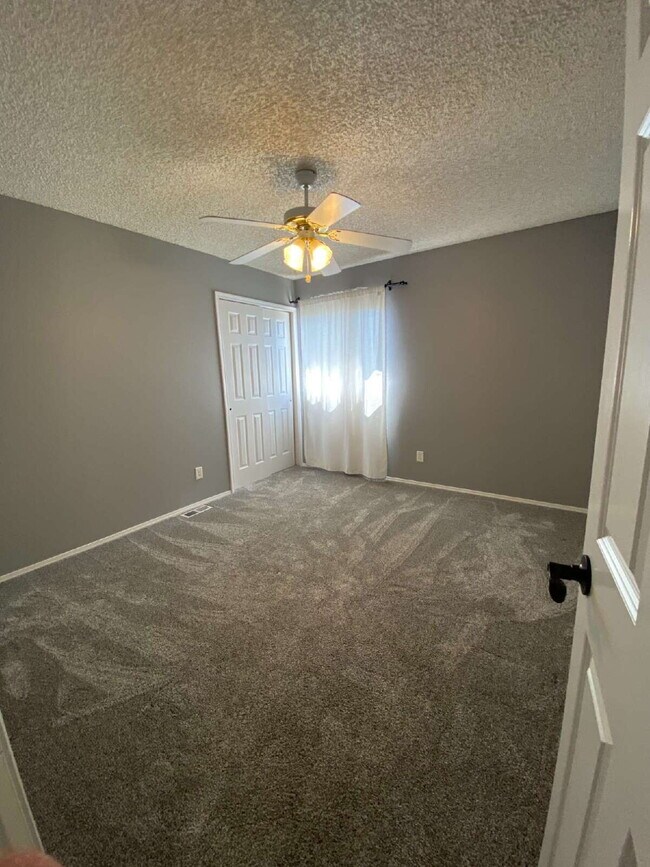Building Photo - 5 bedroom - Oxbow