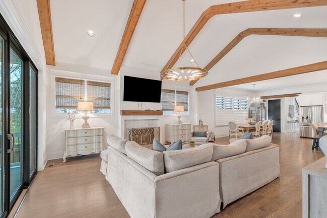 Building Photo - 5 Bedroom Home with Luxury Finishes in West End