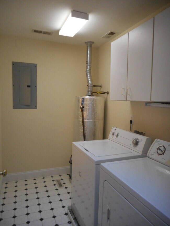 Building Photo - 107 Caldwell St