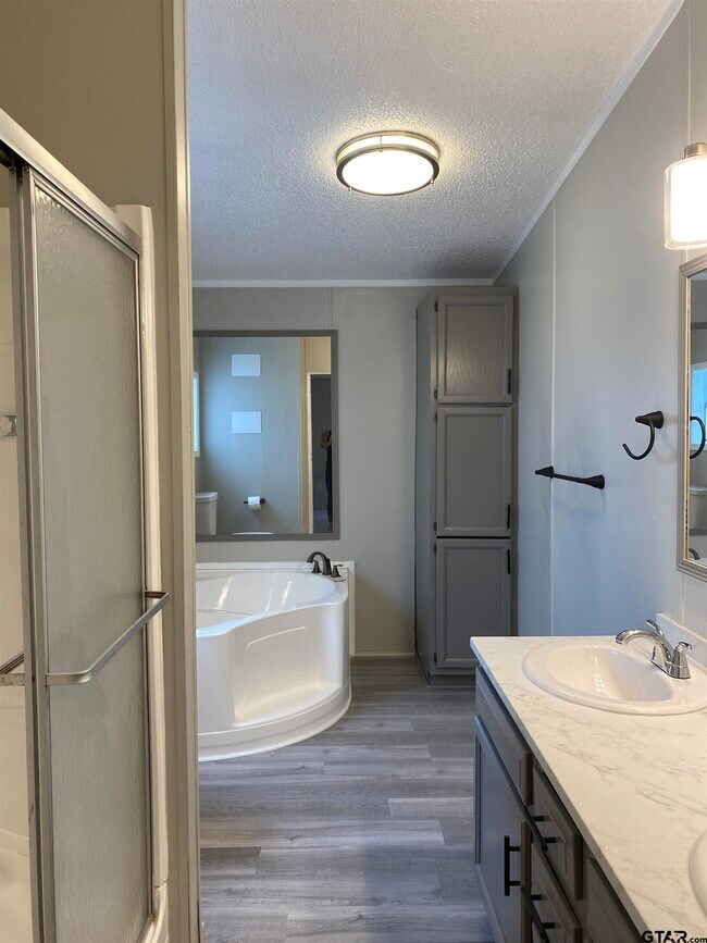 Building Photo - 22942 Shell Shore Dr