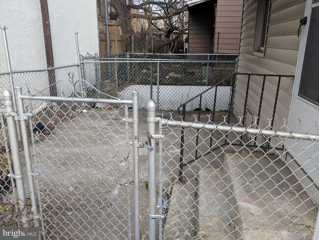 Building Photo - 555 Roberts St
