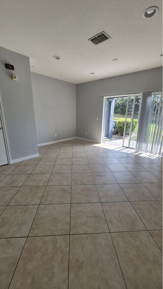 Building Photo - 10450 Manderley Way