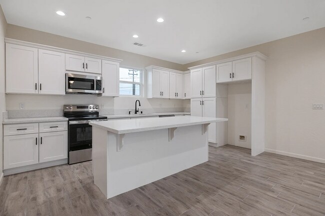 Building Photo - 601 E 10th St