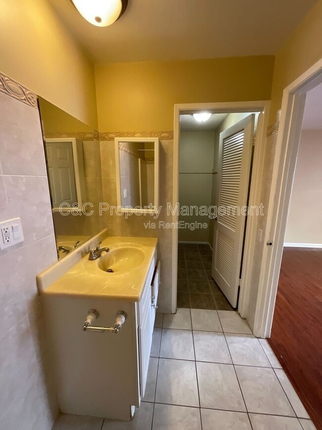 Building Photo - 3872 Tiverton Dr