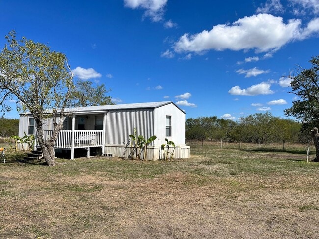 Building Photo - Country Living!