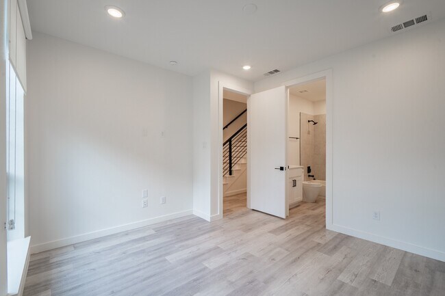 Building Photo - Gated Luxury Townhomes with yard + Roof Patio