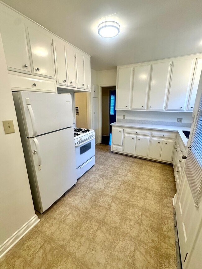 Building Photo - Charming 2-Bedroom Home with Hardwood Floors & Fireplace Near the Traffic Circle