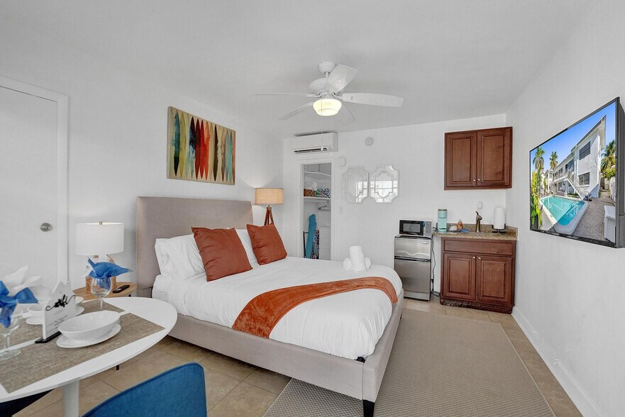 Building Photo - 335 Desoto St