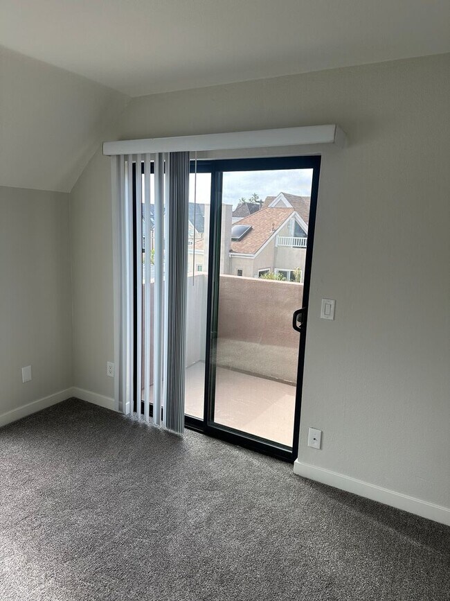 Building Photo - Mission Beach. 3 bedroom, 2.5 bath, 2 car garage,