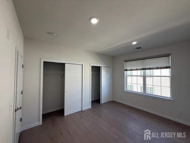 Building Photo - 243 Lohan Dr