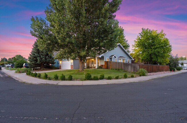 Building Photo - Stylish living in this modern 3 bed 2 bath...