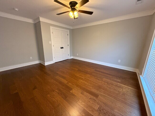 Building Photo - "Charming 4-Bed Oasis with Granite Finishe...
