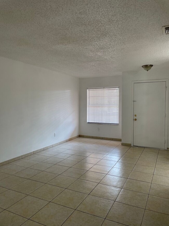 Building Photo - Duplex for lease