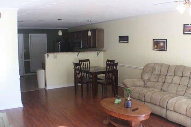 Building Photo - 2 Bedroom Apartments/Townhomes in Five Poi...